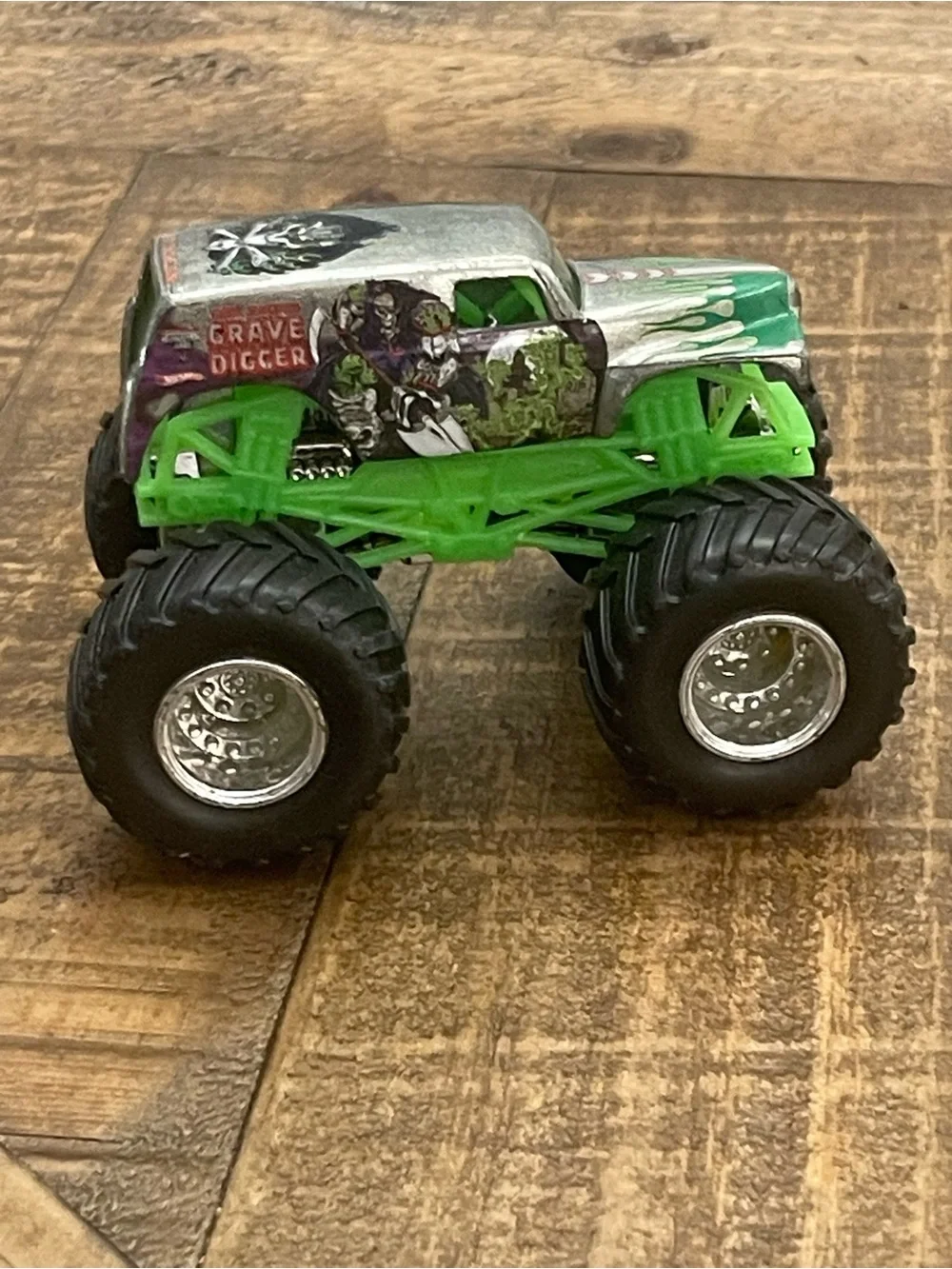 Vintage Hot Wheels Monster Jam 1:64 Grave Digger Grim Chrome Silver Truck (2004)